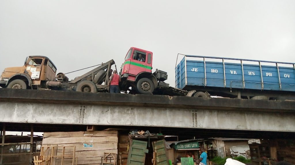 A truck which collided on Udu bridge after it was dragged out. Credit: BIGPEN PHOTO 
